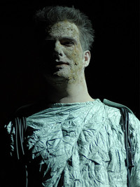Ulf Bunde als Lautsprecher in "Der Kaiser von Atlantis", Stadttheater Fürth, 2009, © Christian Horn